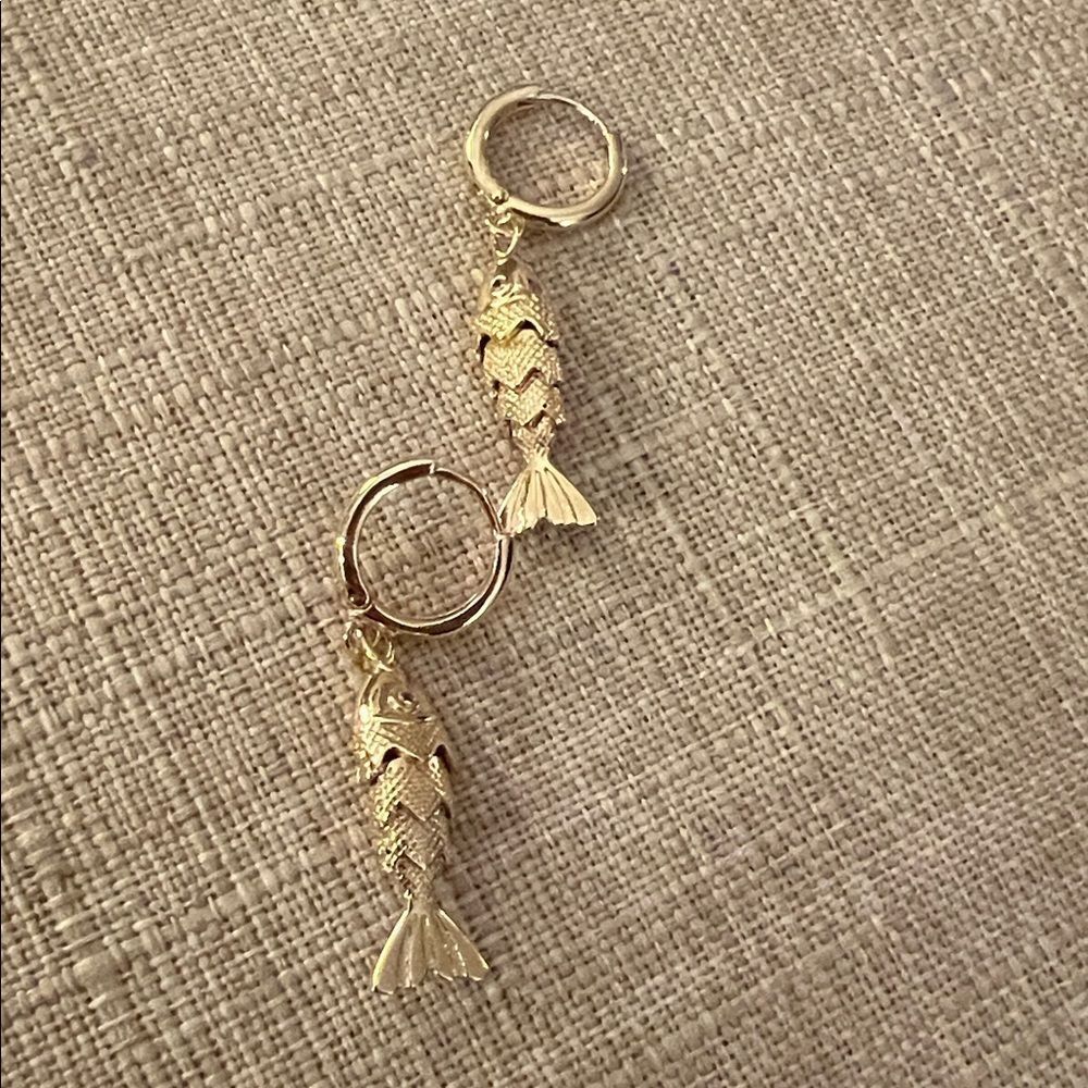 Gold Fish hoop Earring R122 - Picture 2 of 2